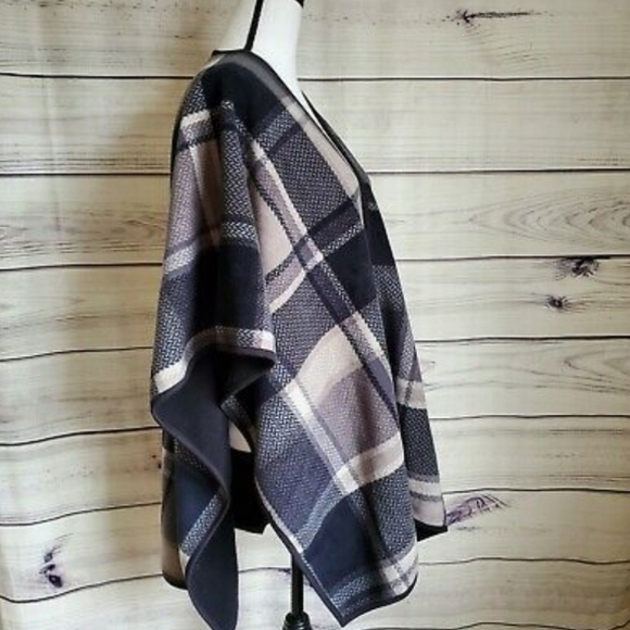 Ike Behar women's poncho cape black, white & gray soft & warm - Picture 5 of 6